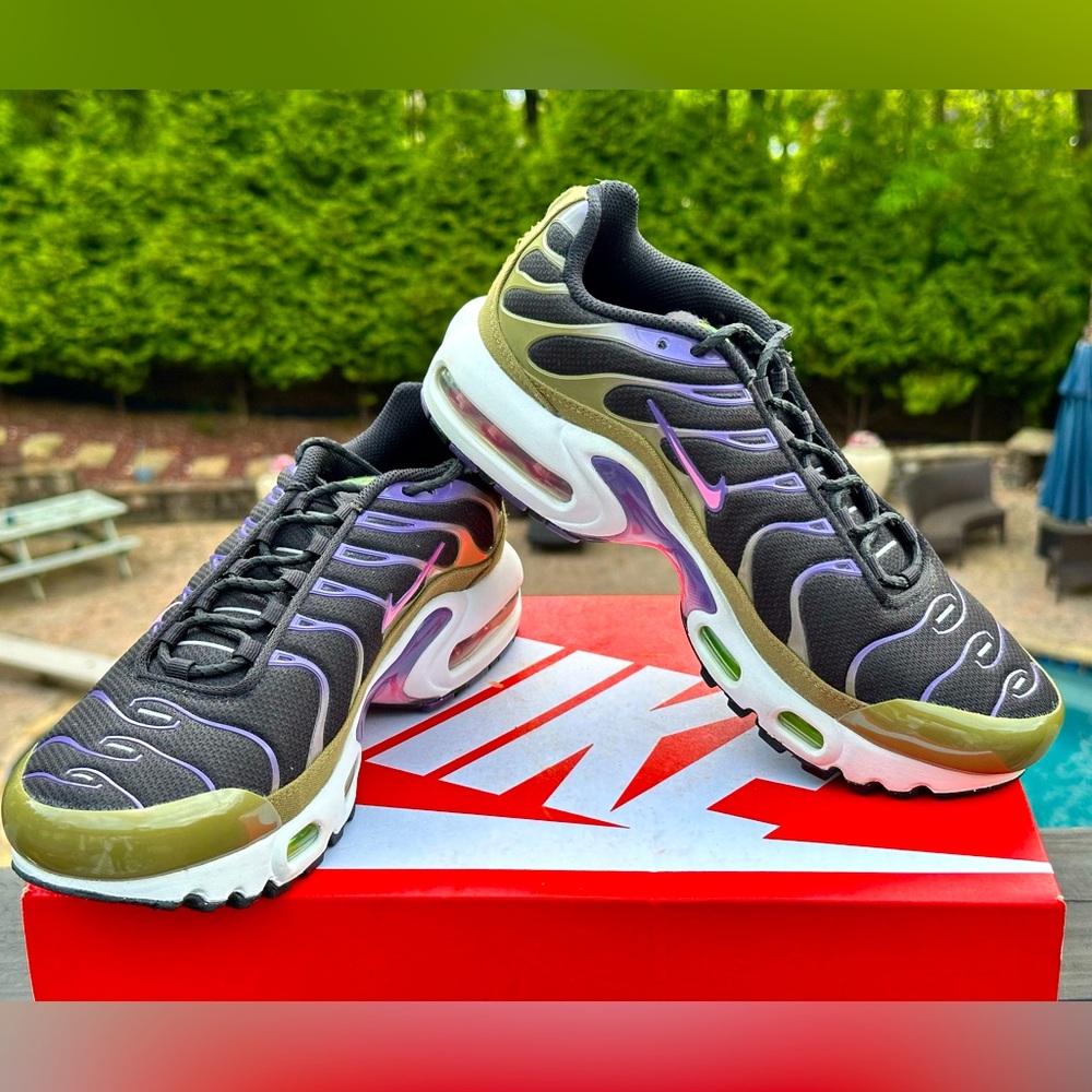 NEW Nike Air Max Plus - 6 Youth (fits a Womens US 7.5)